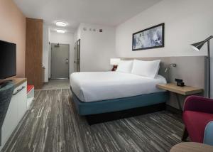Hilton Garden Inn Olive Branch, Ms的电视和/或娱乐中心