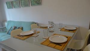 een tafel met borden en glazen erop bij Departamento de dos ambientes a 60 metros de la plaza de Adrogué in Adrogué