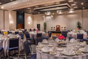 DoubleTree by Hilton Atlanta Northwest/Marietta في أتلانتا: قاعة احتفالات مع طاولات وكراسي مع طاولات بيضاء