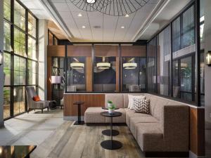 Embassy Suites by Hilton Tucson East的休息区