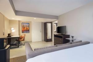 Embassy Suites by Hilton Tucson East的电视和/或娱乐中心
