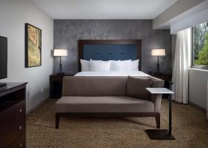 Embassy Suites by Hilton Tucson East客房内的一张或多张床位