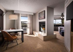 Embassy Suites by Hilton Tucson East的休息区