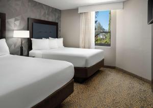 Embassy Suites by Hilton Tucson East客房内的一张或多张床位