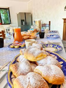 einen Tisch mit Gebäck auf einem Tisch in der Unterkunft Relais Galatea in Montecorvino Pugliano