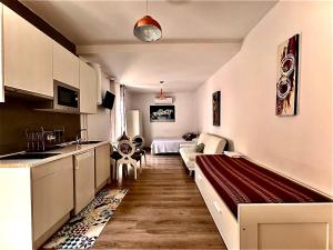 a kitchen and living room with a couch in a room at Felices Los Cuatro in Toledo