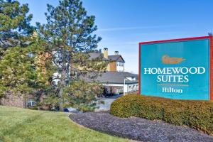 znak przed domem z przełącznikami z drewna domowego w obiekcie Homewood Suites by Hilton Kansas City/Overland Park w mieście Overland Park