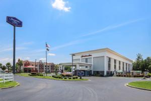 um grande edifício com uma placa em frente em Hampton Inn Savannah-I-95/Richmond Hill em Richmond Hill