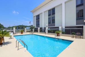 a swimming pool in front of a building at Hampton Inn Savannah-I-95/Richmond Hill in Richmond Hill