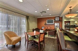 uma sala de jantar com mesa e cadeiras em Hampton Inn Savannah-I-95/Richmond Hill em Richmond Hill