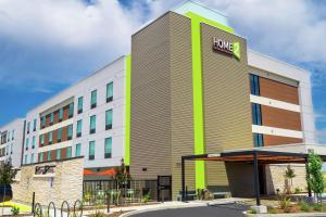 un hotel con un cartello sul lato di un edificio di Home2 Suites By Hilton Roseville Sacramento a Roseville