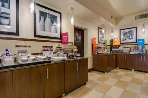 Kuchyň nebo kuchyňský kout v ubytování Hampton Inn Johnson City + 21 fotografií