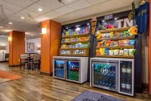 un negozio con due distributori automatici in una stanza di Hampton Inn Johnson City a Johnson City