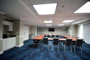 uma sala de conferências com uma grande mesa e cadeiras em Hampton Inn Salem East - Electric Road em Salem