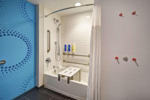 Tru By Hilton Pigeon Forge的一间浴室