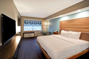 una camera con letto e TV a schermo piatto di Tru By Hilton Pigeon Forge a Pigeon Forge