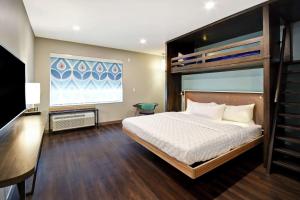 Tru By Hilton Pigeon Forge客房内的一张或多张床位