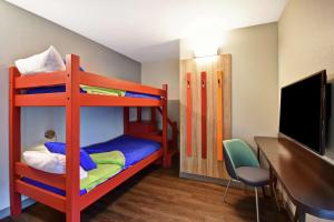 Tru By Hilton Pigeon Forge客房内的一张或多张床位