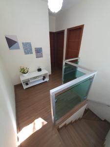 una escalera con una vitrina en una habitación en Recanto do sossego, en Nova Lima