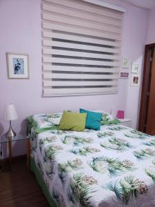 1 cama en un dormitorio con ventana y 1 cama sidx sidx sidx sidx en Recanto do sossego, en Nova Lima