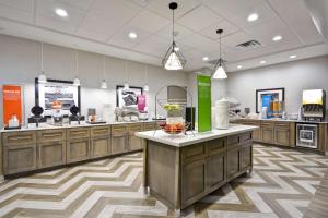 Köök või kööginurk majutusasutuses Hampton Inn Kyle