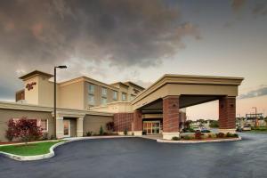 um edifício com um parque de estacionamento em frente em Hampton Inn-Pawtucket, RI em Pawtucket