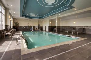 uma piscina no átrio do hotel com um tecto grande em Hampton Inn-Pawtucket, RI em Pawtucket