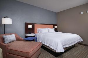 Hampton Inn Burley客房内的一张或多张床位