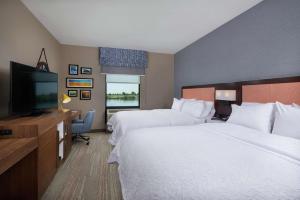 Hampton Inn Burley客房内的一张或多张床位