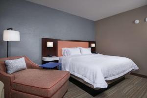 Hampton Inn Burley客房内的一张或多张床位