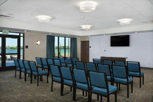 uma sala de conferências com cadeiras e uma televisão de ecrã plano em Hampton Inn Burley em Burley