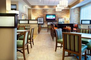 Televisyen dan/atau pusat hiburan di Hampton Inn Alexandria