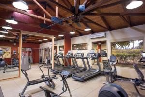 een fitnessruimte met loopbanden en crosstrainers bij Hilton Grand Vacations Club Kohala Suites Waikoloa in Waikoloa