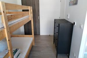- une chambre avec des lits superposés et un réfrigérateur dans l'établissement Studio almost new - near lake, à Monteux