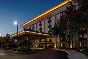 un edificio de hotel con un cartel encima en Hampton Inn Philadelphia-Airport en Filadelfia