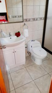 Uma casa de banho em Hostal Makohe Rapa Nui