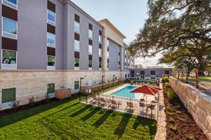 une image de la cour d'un bâtiment avec piscine dans l'établissement Hampton Inn By Hilton Bulverde Texas Hill Country, à Bulverde