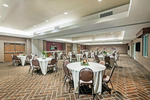- une salle de banquet avec des tables et des chaises blanches dans l'établissement Hampton Inn By Hilton Bulverde Texas Hill Country, à Bulverde