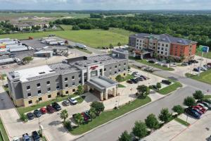 une vue aérienne sur un bâtiment avec un parking dans l'établissement Hampton Inn Seguin, à Seguin