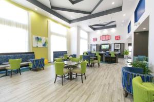 TV a/nebo společenská místnost v ubytování Hampton Inn & Suites Stroud