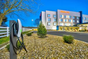 un cartel frente a un hotel con un edificio en Hampton Inn Abingdon, Va, en Abingdon