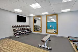 ein Fitnessstudio mit viel Trainingsgeräten und einem Spiegel in der Unterkunft Hampton Inn Abingdon, Va in Abingdon