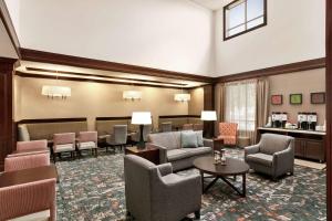 - une salle d'attente avec des canapés et des chaises dans l'établissement Hampton Inn & Suites Washington-Dulles International Airport, à Sterling