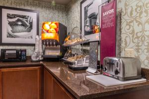un bancone della cucina con macchinetta del caffè e tostapane di Hampton Inn Winchester-University/ Mall a Winchester