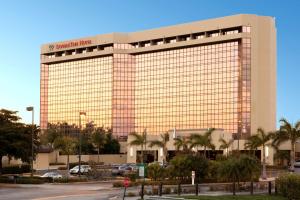 um grande edifício com uma placa em cima em DoubleTree by Hilton Hotel Miami Airport & Convention Center em Miami