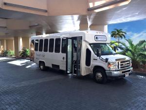 un autobús blanco estacionado al lado de un edificio en DoubleTree by Hilton Hotel Miami Airport & Convention Center, en Miami