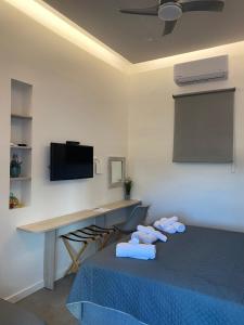 una camera con un letto e un tavolo con asciugamani di Serendipity Living Studio a Citèra (Kýthira)