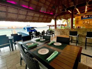 Um restaurante ou outro lugar para comer em SINA SUITES CANCUN - Adults Only