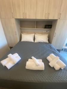 1 dormitorio con 1 cama con toallas en Serendipity Living Studio, en Citera