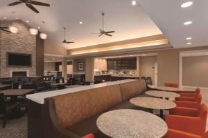 アトランタにあるHomewood Suites Atlanta Airport Northのソファ、テーブル、椅子が備わるレストラン